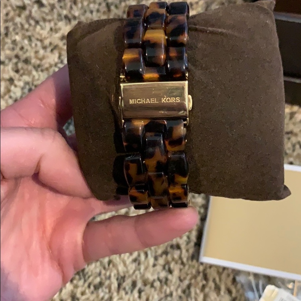 Like New Condition Tortoise Shell Michael Kors - image 3